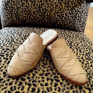 Seychelles Such a cute comfy slip on and go shoe. GUC -Taupe-